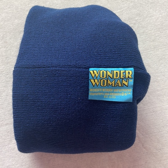 DC WONDER WOMAN POM POM BEANIE - Picture 5 of 9